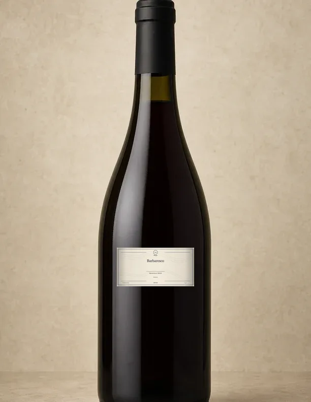 Retrato editorial da garrafa com rótulo de casa de Gaja Barbaresco